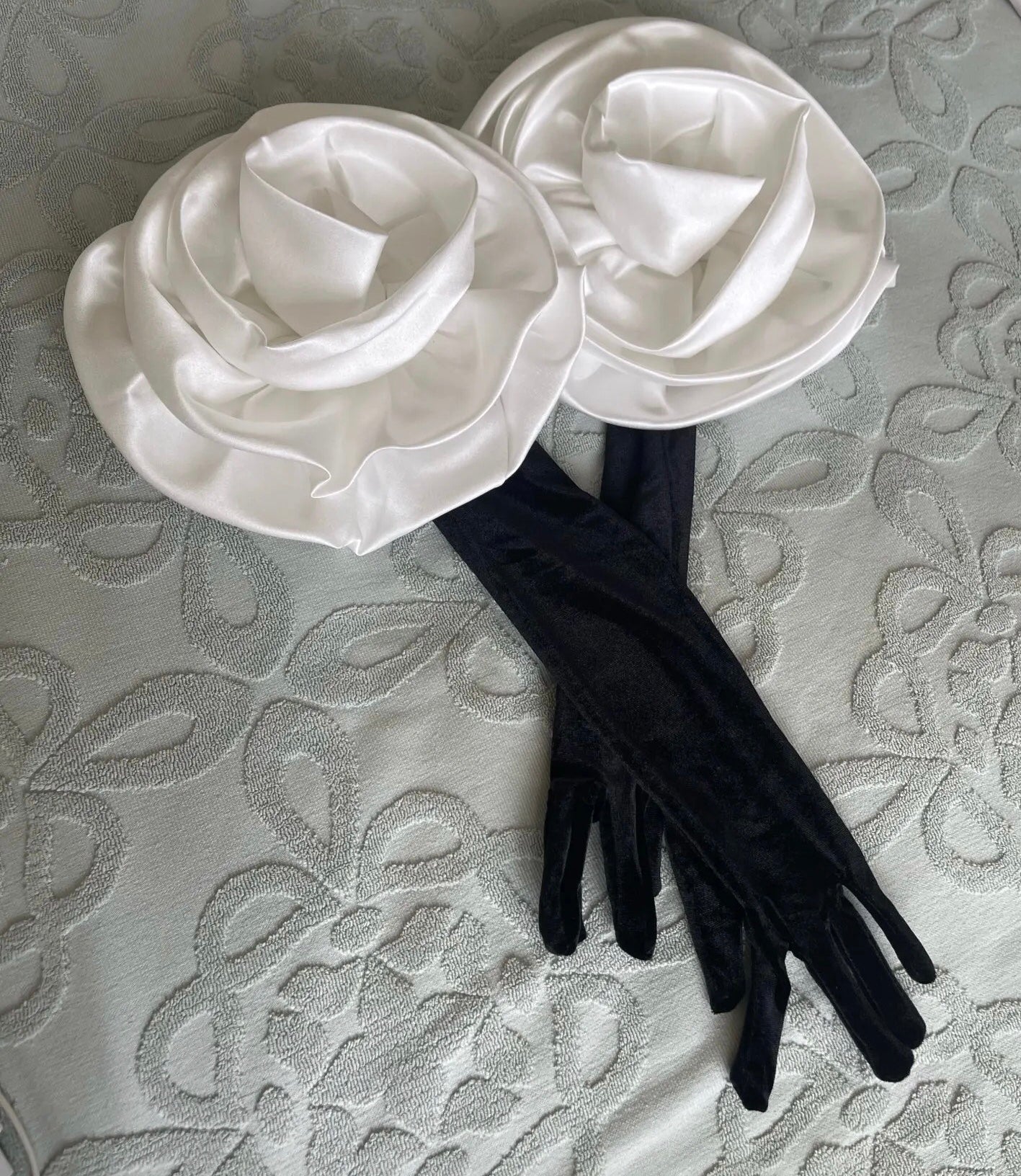 Off White Corsage Gloves